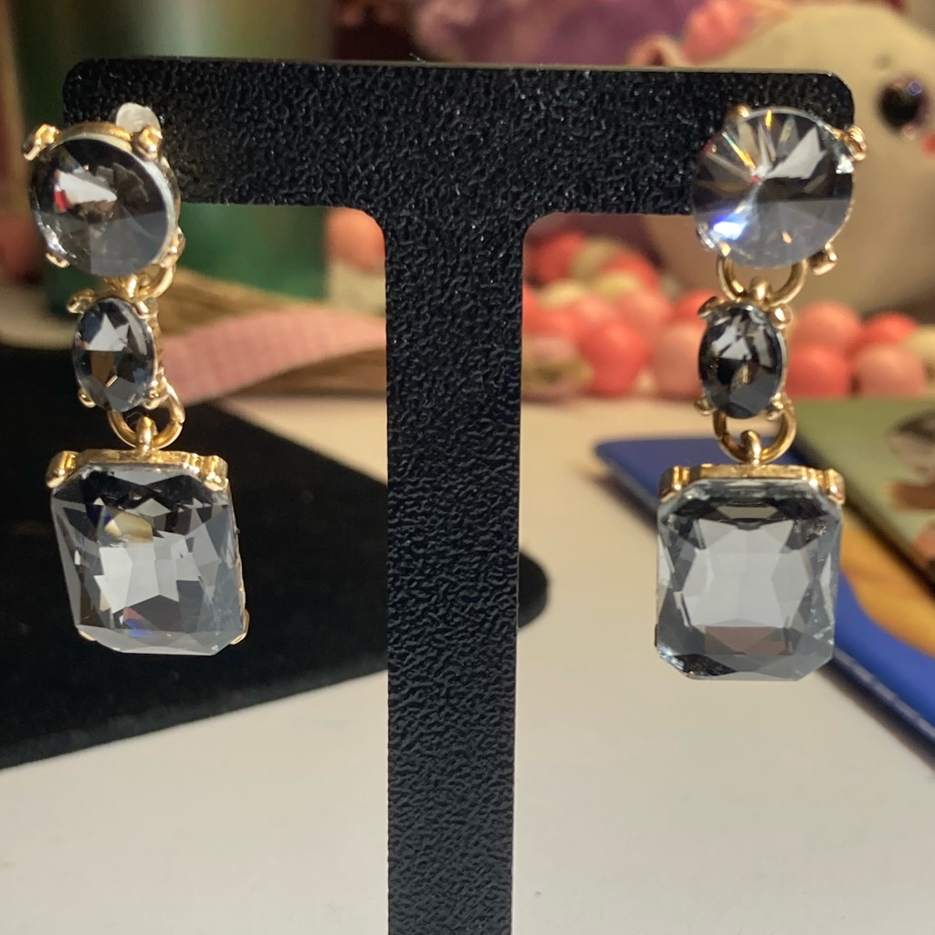 Bexley Gold And Gray Stone Fashion Earrings 20$